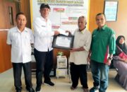 Wali Nagari Batu Balang Serahkan BLT Dana Desa Pada KPN