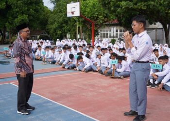 KPU Padang Panjang turun ke sekolah, gencarkan sosialisasi dan pembekalan tentang pilkada bagi pelajar SMA yang merupakan pemilih pemula.