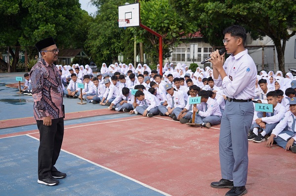 KPU Padang Panjang turun ke sekolah, gencarkan sosialisasi dan pembekalan tentang pilkada bagi pelajar SMA yang merupakan pemilih pemula.