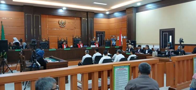 Tujuh terdakwa menjalani sidang perdana kasus dugaan korupsi pengadaan alat praktek SMK pada Dinas Pendidikan Sumbar yang digelar Kamis (3/10) di Pengadilan Negeri Padang. WINDA