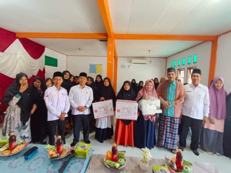Baznas Padang Pariaman mengadakan pelatihan dan memberikan bantuan mesin jahit kepada santri pondok pesantren di Gedung Pertemuan Ponpes Nurul Yaqin El Imrany, Rabu (2/10).ALDI