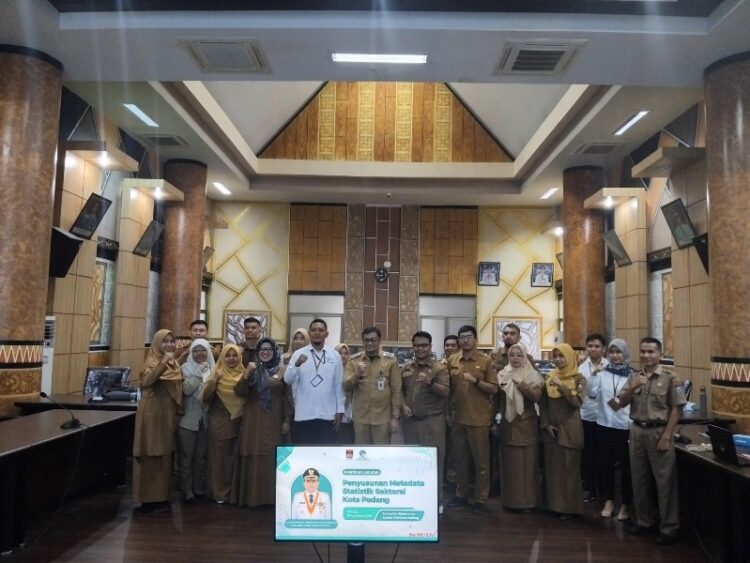 Kadiskominfo Kota Padang Bobby Firman foto bersama dengan peserta elatihan Lanjutan Penyusunan Metadata Statistik Sektoral Kota Padang di Ruang Abu Bakar Ja'ar Kantor Wali Kota Padang, Selasa, (5/11). dhana