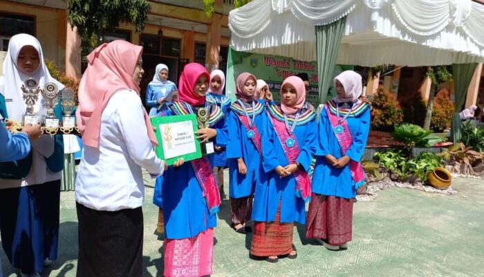 Rayakan Milad ke-19, SMP N 5 Padang Panjang Gelar Wisuda Tahfiz VII