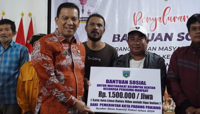 Pj Wako Sonny Serahkan Bantuan Sosial untuk Kelompok Rentan