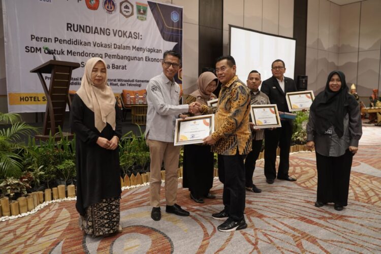 Direktur PNP Surfa Yondri menyerahkan Ekosmira Awards kepada Pemimpin Umum Haluan Zul Effendi dan enam mitra lainnya pada acara “Rundiang Vokasi” di Hotel Santika, Padang, Kamis (28/11). ist  