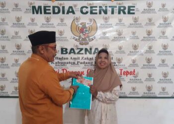 Baznas Padang Pariaman Salurkan Bantuan Usaha dan Berobat bagi Masyarakat