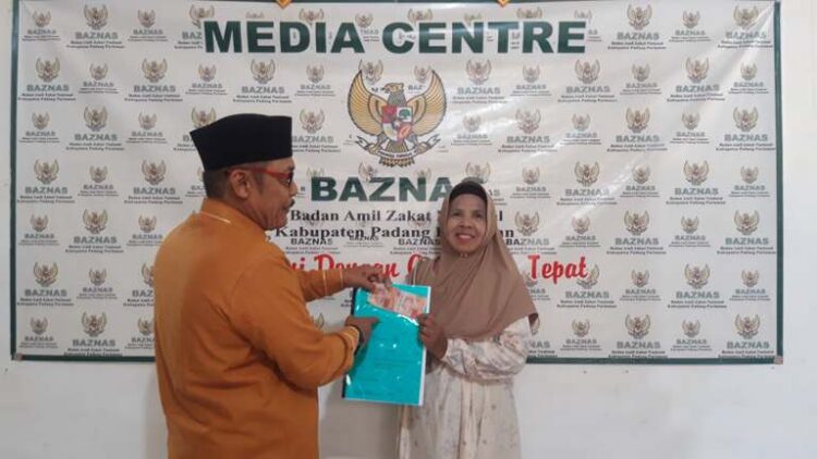 Badan Amil Zakat (Baznas) Kabupaten Padang Pariaman menyerahkan bantuan usaha dan biaya berobat bagi mustahik di Kantor Baznas setempat Balai Basuoa, Kamis (31/10).ALDI