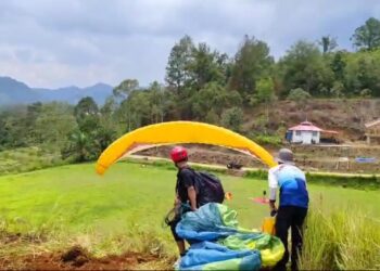 Nagari Batuhampar Kembangkan Potensi Daerah dengan Buka Lokasi Paralayang