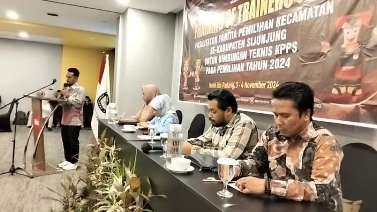 Ketua KPU Sijunjung Dori Kurniadi saat membuka kegiatan training of trainer (TOT) dan bimbingan teknis (Bimtek) bagi Fasilitator Penyelenggara Pemungutan Kecamatan (PPK) dalam menghadapi Pilkada 2024, Minggu (3/11) di Hotel Ibis Kota Padang.