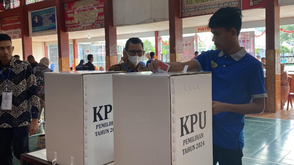 KPU Dharmasraya harus bertanggung jawab atas rendahnya tingkat partisipasi pemilih pada Pilkada Dharmasraya yang hanya mecapai 56 persen.