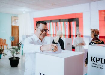 Calon Gubernur Epyardi Asda Coblos di TPS 006 Nagari Singkarak