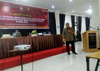 Sekretaris PWI Sumbar Firdaus Abie menyampaikan materi tentang peran media massa dalam Pilkada 2024 pada Rapat Koordinasi KPU Kota Solok yang digelar di Premier Hotel Syari'ah Kota Solok, Minggu (3/11/2024)