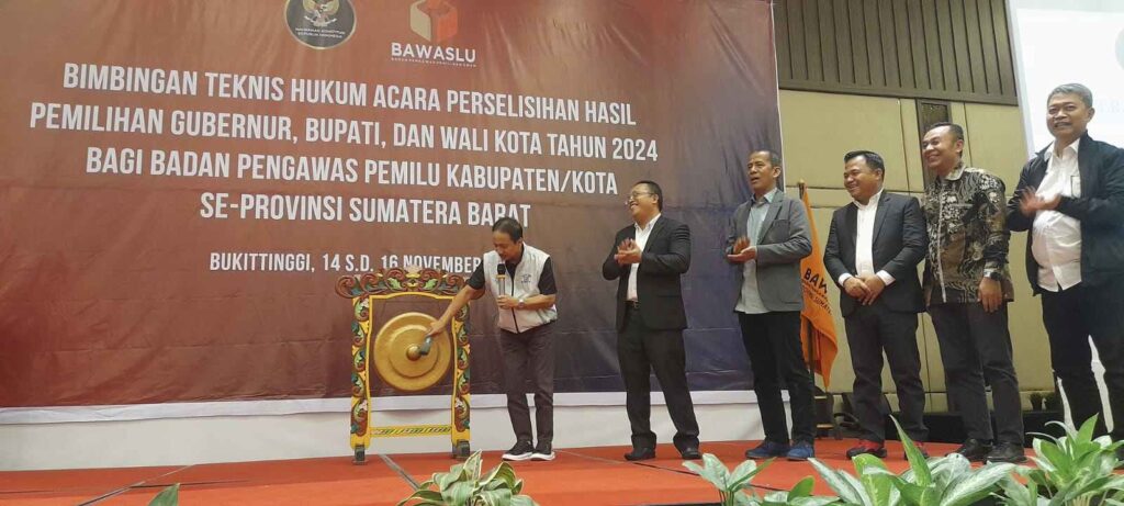 BIMTEK - Ketua MK didampinggi Ketua Bawaslu Sumbar membuka kegiatan Bimtek Hukum Acara Perselisihan Hasil Pemilihan Gubernur, Bupati, Wali Kota Tahun 2024.