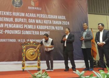 BIMTEK - Ketua MK didampinggi Ketua Bawaslu Sumbar membuka kegiatan Bimtek Hukum Acara Perselisihan Hasil Pemilihan Gubernur, Bupati, Wali Kota Tahun 2024.