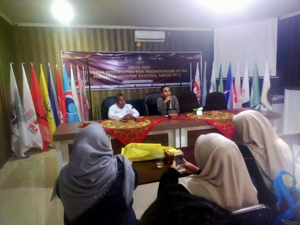 Komisioner KPU Kabupaten Solok Novialdi saat memberikan keterangan di hadapan wartawan di sekretariat KPU setempat, Senin (25/11/2024)