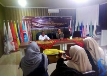 Komisioner KPU Kabupaten Solok Novialdi saat memberikan keterangan di hadapan wartawan di sekretariat KPU setempat, Senin (25/11/2024)