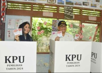 Pilkada Serentak 2024, Pj Wako Padang dan Istri Salurkan Hak Suara di TPS 1