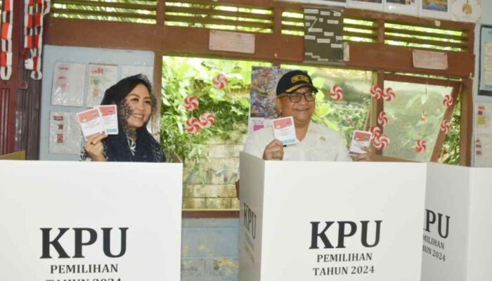 Pilkada Serentak 2024, Pj Wako Padang dan Istri Salurkan Hak Suara di TPS 1
