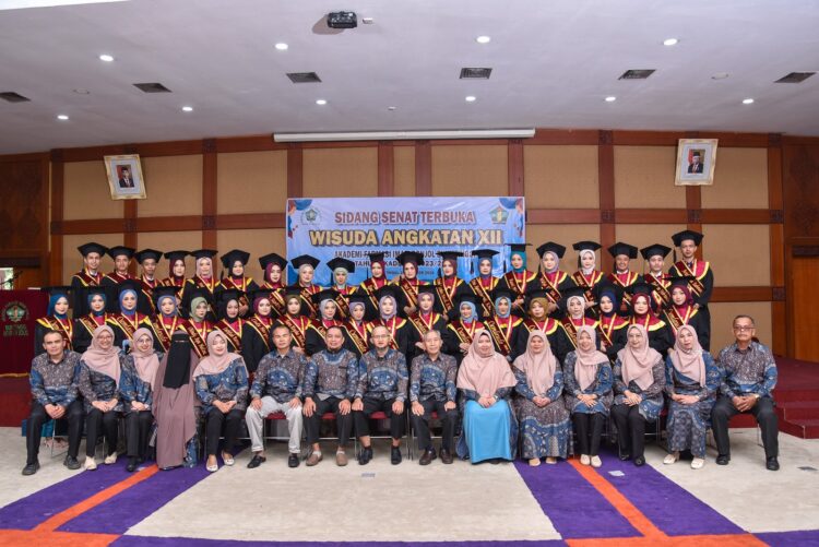 Wisudawan/ti Angkatan XII Akfar IB Bukittinggi foto bersama civitas akademika dan pengurus yayasan, Selasa(29/10). IST