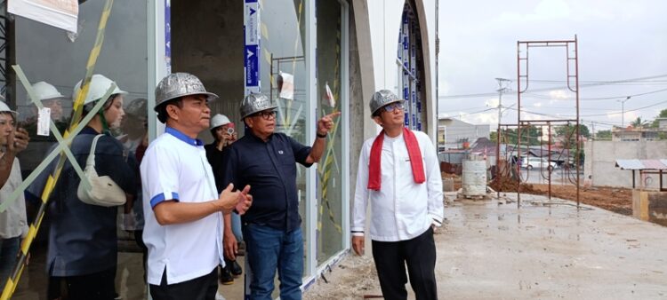 H. Basrizal Koto bersama Hendri Septa dan Hidayat beserta rombongan meninjau lokasi pembangunan Basko City Mall, Sabtu (9/11). Mall tersebut diperkirakan rampung menjelang Lebaran 2025 mendatang. RAMADHANA