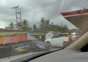 Masyarakat mengeluhkan pengisian BBM dengan jiregen di SPBU Pertamina Taratak Pesisir Selatan yang memicu antrean kendaraan