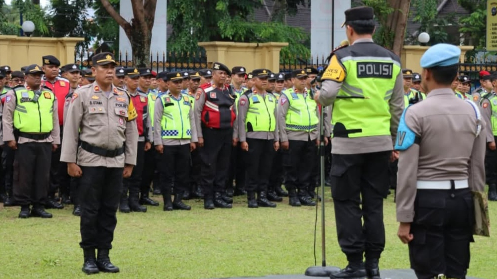 Kepolisian Resor Kota atau Polresta Padang menggelar Apel Pergeseran Pasukan dalam rangka Operasi Mantap Praja Singgalang 2024.