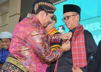 Dirut PT Semen Padang Terima Gelar Kehormatan Kanjeng Raden Tumenggung Notopratomo