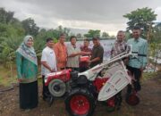 PT Semen Padang Dukung Produktivitas Petani Padayo dengan Bantuan Hand Traktor
