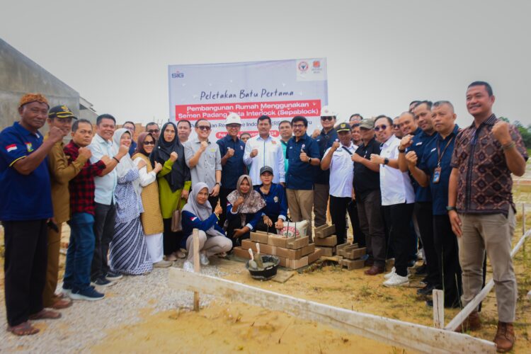 Dirut PT Semen Padang bersama Komisaris Khairul Jasmi dan pengurus DPD REI Riau foto bersama usai peletakan batu pertama pembangunan rumah Sepablock di Perumahan BSD Mandiri, Desa Karya Indah, Kecamatan Tapung, Kabupaten Kampar, Provinsi Riau, KamisĀ (7/11). IST