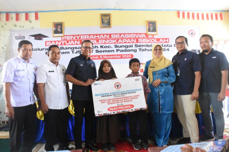 PT Semen Padang menyalurkan bantuan berupa perlengkapan sekolah dan beasiswa bagi pelajar di Kelurahan Bangsal Aceh, Kecamatan Sungai Sembilan, Kota Dumai, Provinsi Riau. IST