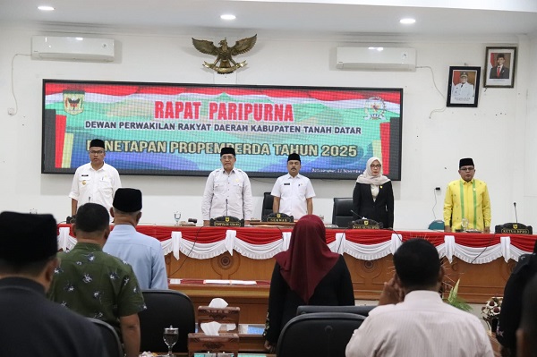 Pemerintah Kabupaten Tanah Datar meminta DPRD untuk segera mengesahkan Rancangan Peraturan Daerah atau Ranperda nagari.