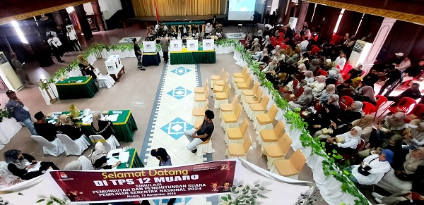 KPU Sijunjung menggelar Simulasi Pemungutan dan Pilkada Serentak 2024, Rabu (13/11) di TPS 12 Muaro Gedung Pancasila Muaro Sijunjung.