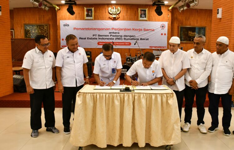 Direktur Utama (Dirut) PT Semen Padang, Indrieffouny Indra (kiri), dan Ketua DPD REI Sumbar, Satria Eka Putra (kanan) melakukan penandatangan Perjanjian Kerja Sama di Wisma Indarung PT Semen Padang, Selasa (12/11). IST