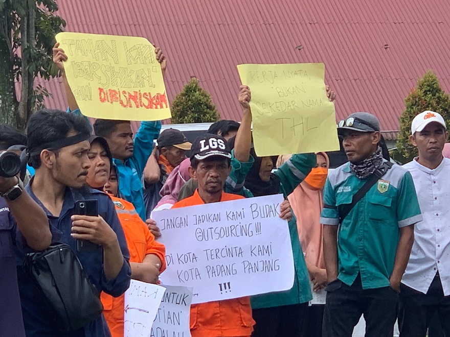 Ratusan Tenaga Harian Lepas dan Honorer Pemerintah Kota Padang Panjang, lakukan aksi damai menuntut kejelasan nasib mereka