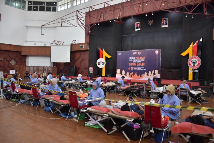 PT Semen Padang bersama Palang Merah Indonesia (PMI) Kota Padang kembali menggelar kegiatan Peduli Kemanusiaan Donor Darah di Gedung Serba Guna Semen Padang, Rabu (20/11). IST