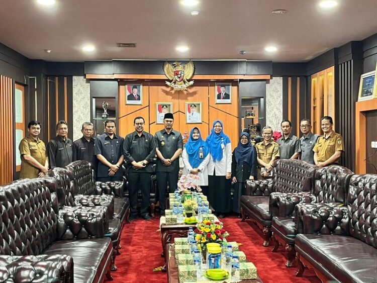 Kabupaten Sijunjung berhasil mendapatkan predikat UHC atas pencapaian jumlah kepesertaan Jaminan Kesehatan Nasional (JKN) per 1 November 2024