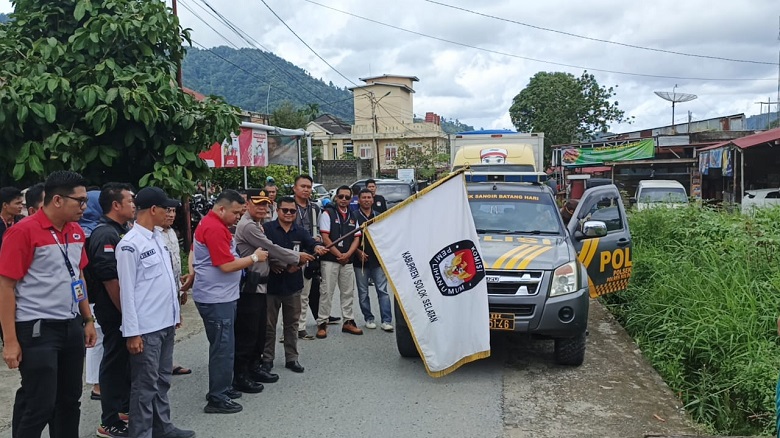 Komisi Pemilihan Umum atau KPU Kabupaten Solok Selatan mulai mendistribusikan logistik Pilkada untuk daerah yang sulit dijangkau.