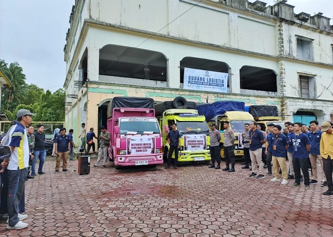 Komisi Pemilihan Umum atau KPU Kota Pariaman mendistribusikan logistik Pemilihan Kepala Daerah (Pilkada) 2024 pada Selasa (26/11) pagi. 