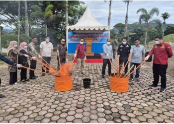 Kejari Solsel memusnahkan sejumlah barang bukti tindak kejahatan dan barang rampasan yang berhasil diamankan periode September-November.