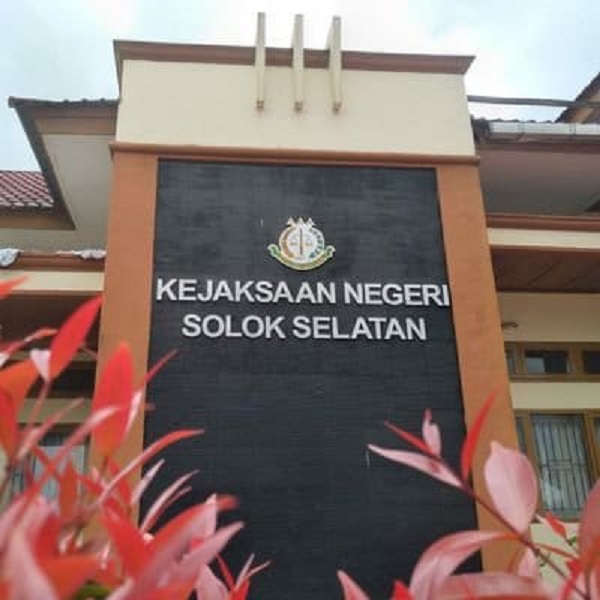 Kejari Solsel menahan tujuh tersangka dalam kasus dugaan korupsi  pembangunan Jembatan Ambayan Solok Selatan dan peningkatan SPAM Pedesaan.