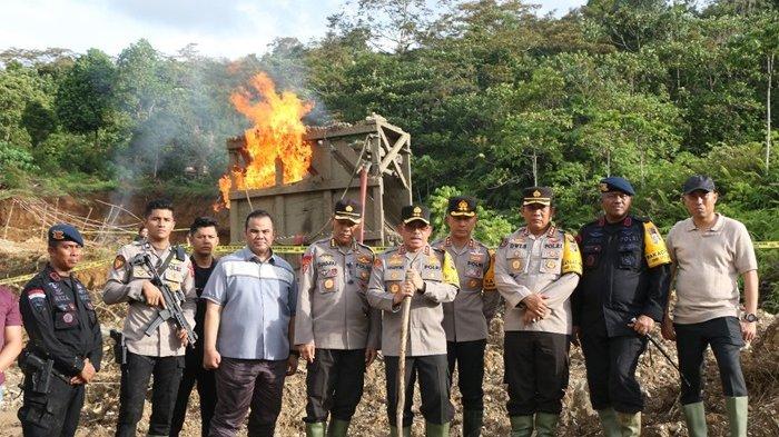 Kepolisian Daerah Sumatra Barat atau Polda Sumbar menyegel sejumlah tambang ilegal di Kabupaten Solok Selatan. 