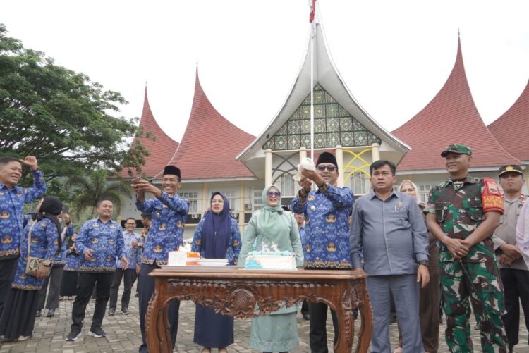 Pelepasan burung merpati oleh Bupati dan Wakil Bupati Solok Selatan usai Upacara Peringatan HUT Korpri 2024, jum'at (29/11). ABDUL QODIR