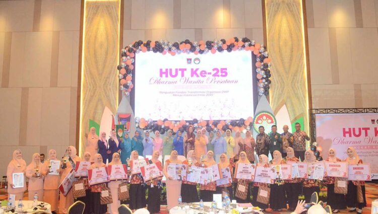 Peringatan HUT--Dharma Wanita Persatuan (DWP) Kota Padang menggelar Puncak Peringatan Hari Ulang Tahun (HUT) DWP ke-25 tingkat Kota Padang Tahun 2024, di Hotel ZHM Premiere, Kamis (12/12).net