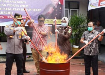 Kejari Padang Panjang Musnahkan Sejumlah Barang Bukti Perkara TPU
