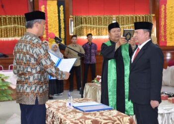 Mursalim resmi diangkat menjadi Penjabat (Pj) Sekda Pemko Pariaman yang baru menggantikan Pj sebelumnya, Yaminu Rizal.