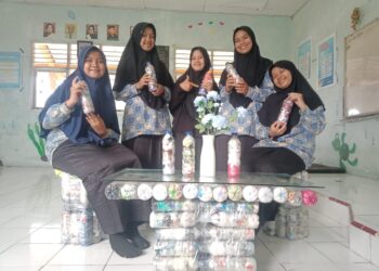 SMP IT Darul Hikmah Ciptakan Kursi dan Meja Ecobrik