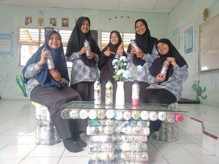 Santri SMP IT Darul Hikmah memperlihatkan karya ecobik yang berhasil dijadikan kursi dan meja. Osniwati