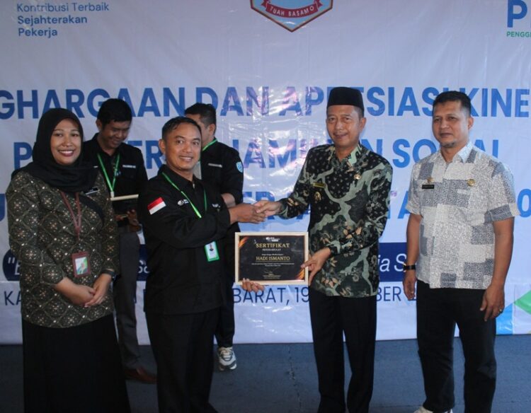 Wakil Bupati Pasaman Barat Risnawanto didampingi Sekda Hendra Putra memberikan apresiasi dan penghargaan kepada salah seorang Perisai. OSNIWATI