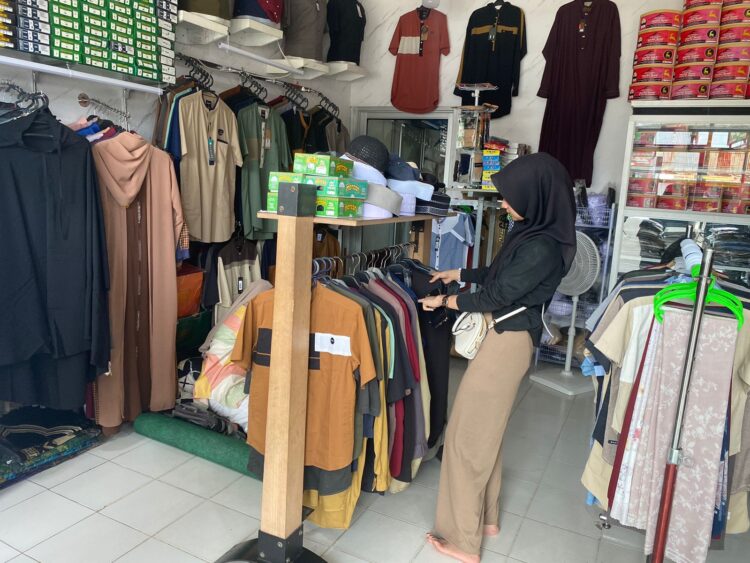 Pelanggan mengunjungi dan memilih baju di Toko Hijrah Jl. Gajah Mada Nanggalo Padang, Kamis (19/12). IST