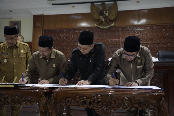 DPRD bersama Pemko Bukittinggi  menyetujui rancangan peraturan daerah (Ranperda) tentang Anggaran Pendapatan dan Belanja Daerah atau APBD 2025.